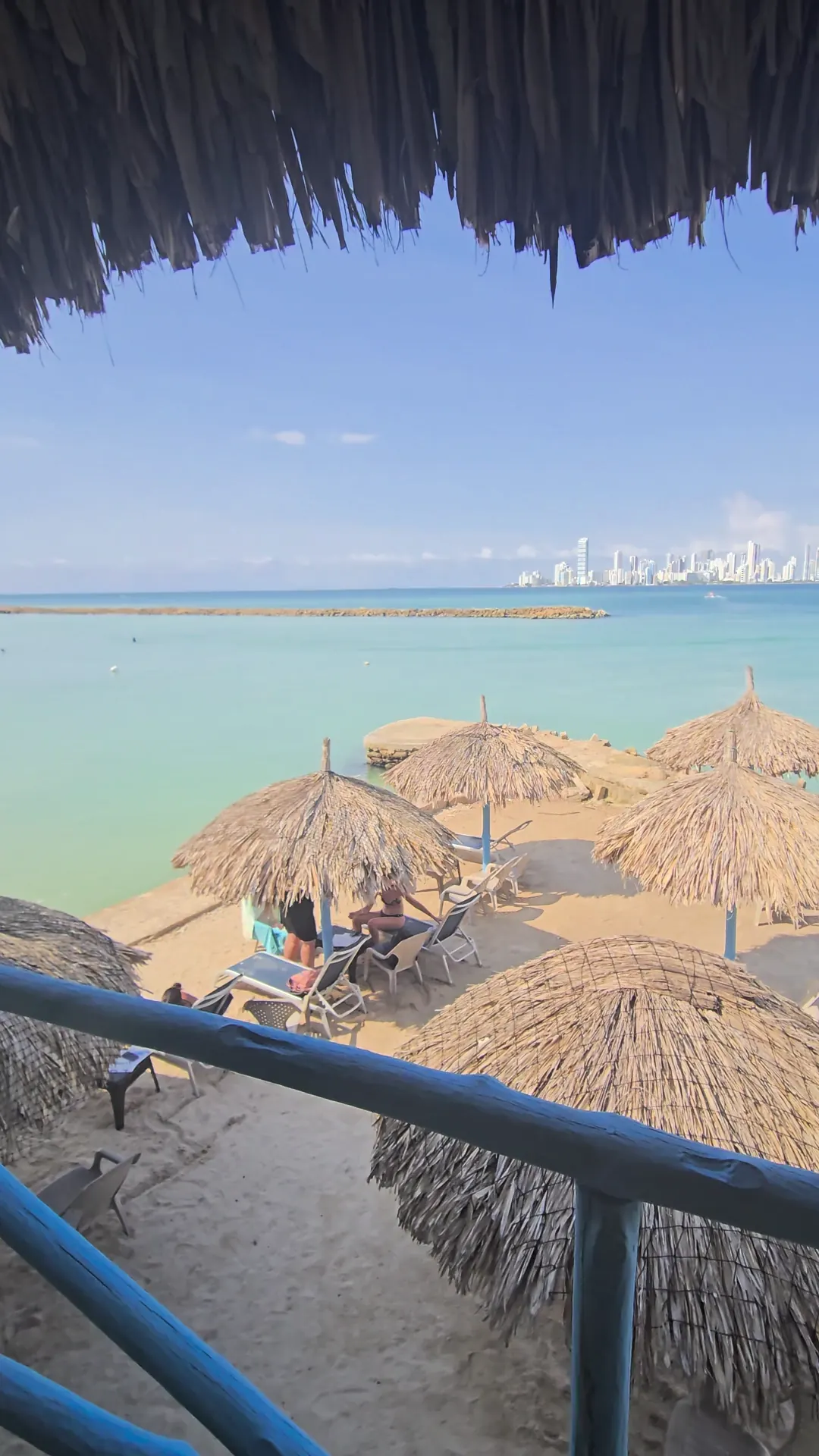 Bohíos de Paraíso del Sol vistos desde el mirador, con la bahía y Cartagena al fondo